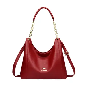 Rote Hobo-Handtasche aus Kunstleder mit Narbung, Känguru-Logo und verstellbarem Gurt