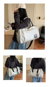 Detalle de bolsa de viaje plateada impermeable con logo y correa ajustable