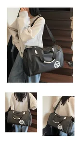 Detalle de bolsa de viaje impermeable de gran capacidad con correa ajustable y bolsillo