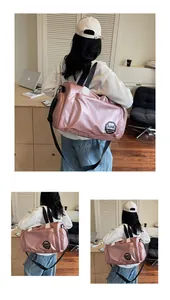 Primer plano de bolsa de deporte rosa impermeable con gran capacidad y detalles