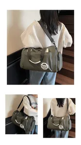 Bolsa de viaje verde oliva con compartimento para zapatos y correa ajustable
