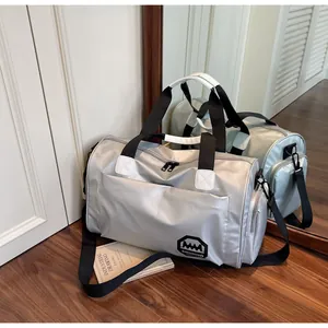 Bolsa de deporte plateada con bolsillo lateral y correa ajustable al hombro