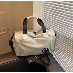 Detalle del bolso de viaje plateado en nailon impermeable con correa extraíble