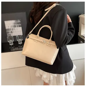 Vue détaillée du sac à bandoulière minimaliste en cuir beige avec boucle décorative