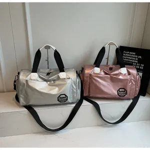 Detalle de bolsos de viaje metalizados en plata y oro rosa con acabado impermeable
