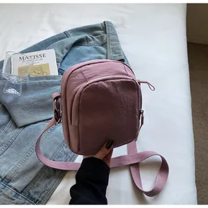 Flachbild von violetter Nylon-Umhängetasche mit Reißverschluss und breitem Schultergurt