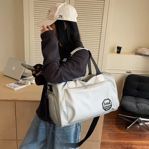 Bolsa de viaje gris impermeable con bandolera para deporte y gimnasio vista con modelo