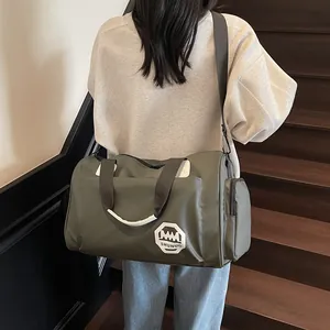 Bolsa de viaje de fitness impermeable verde oliva de gran capacidad con correa ajustable