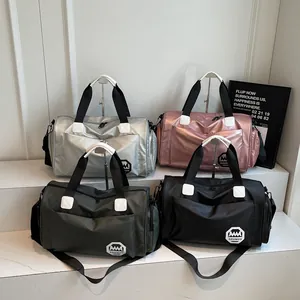 Bolso tote de nailon impermeable para mujer en colores plata, rosa, verde y negro brillo