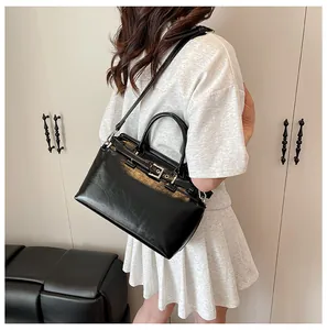 Vue arrière d'un mannequin portant le sac bandoulière en cuir noir pour le quotidien