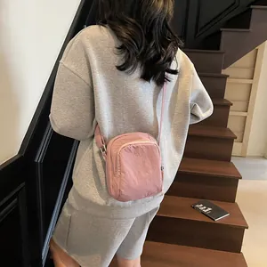 Leichte rosa Damen-Umhängetasche aus Nylon mit verstellbarem Gurt im schlichten Design