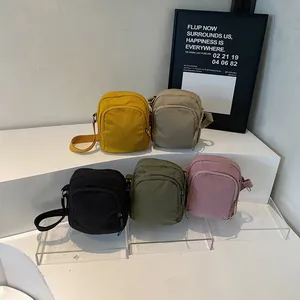 Minimalistische, leichte Umhängetaschen für Handys in fünf Farben mit verstellbarem Gurt