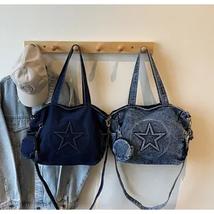 Detailansicht der Denim-Taschen mit Sternnaht und kleinem runden Münztaschen-Anhänger