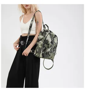 Détail d'un sac à dos camouflage en toile avec anneaux métalliques et style urbain