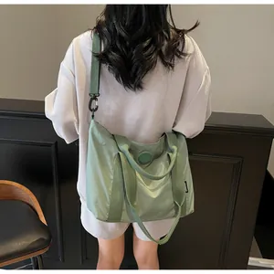 Vue arrière d'un grand sac cabas en toile vert clair porté par un mannequin