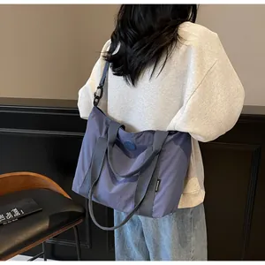 Gros plan d'un cabas bleu en toile avec tissu résistant et bandoulière réglable