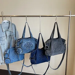 Denim-Tragetaschen mit Sternmuster und runden Beuteln in vier blauen Waschungen