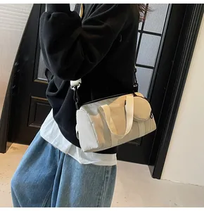 Détail du grand sac polochon en toile blanc cassé avec son petit porte-monnaie assorti