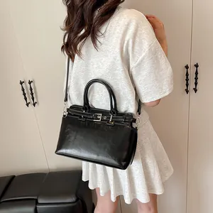 Sac à main carré noir avec boucle argentée et bandoulière pour la mode féminine