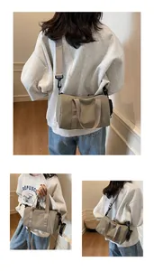 Trois vues d'un grand sac cylindre en toile montrant les styles à main et en bandoulière