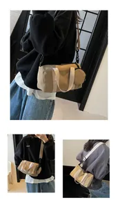 Vue détaillée du sac polochon en toile kaki avec petite pochette ronde et bandoulière