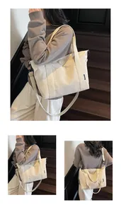 Détail du grand sac cabas en toile blanc cassé avec bandoulière réglable sur modèle