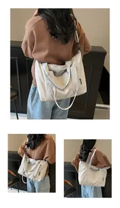 Détail du sac cabas en nylon léger montrant les sangles et l'étiquette de la marque