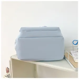 Détail du sac à dos esthétique bleu clair montrant les coutures et le tissu en nylon lisse