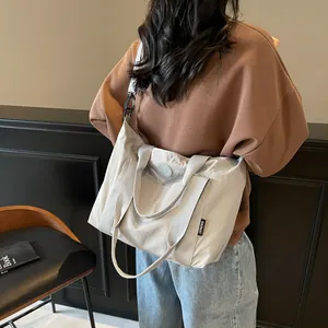 Grand sac cabas femme en nylon gris clair présenté selon une perspective arrière