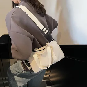 Sac polochon en toile blanc cassé pour femme avec bandoulière large réglable style sport