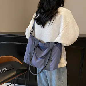 Sac fourre-tout minimaliste en nylon bleu brume pour femme avec bandoulière réglable