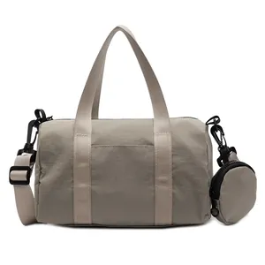 Grand sac Boston en nylon taupe avec porte-monnaie assorti et bandoulière réglable