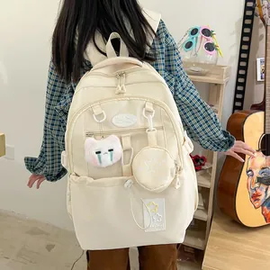 Détail du sac à dos scolaire blanc crème avec porte-monnaie étoile et peluche