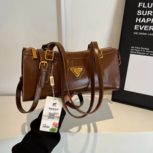 Französische Vintage Glänzend PU Leder Unterarmtasche Für Damen Gold Dreieck Platte Gewachste Schulter Baguette Tasche Pendeln Handtasche