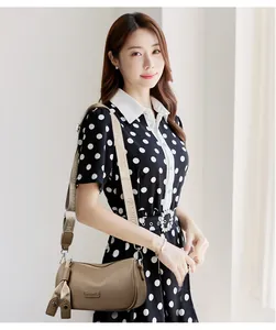 Details der Crossbody-Tasche mit strukturierter Oberfläche und breitem Tragegurt