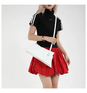 Détail d'un sac bandoulière blanc minimaliste avec design géométrique original en cuir