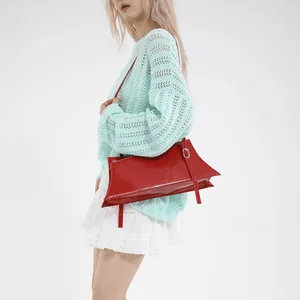 Sac à bandoulière minimaliste en cuir verni rouge de forme rectangulaire avec de longues anses