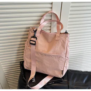 Roze waterbestendige nylon draagtas met verstelbare riem en zijvak details