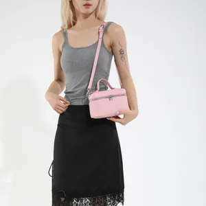 Sac bandoulière rose en cuir avec poignée et sangle réglable pour un usage quotidien