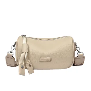 Schicke beige Umhängetasche aus Leder mit breitem Gurt und silbernem Reißverschluss