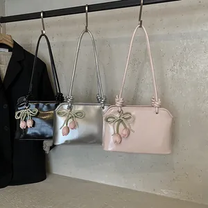 Borse shopper grandi in nero, argento e rosa con fiocco di perle e tracolla a nodi