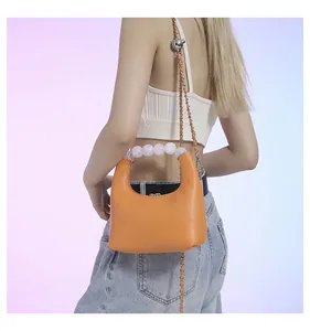 Sac demi-lune orange avec poignée à perles marbrées et bandoulière en chaîne métal