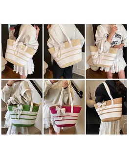 Detailansichten gestreifter Strohtaschen mit Seidenschleife und Perlenanhänger in 4 Farben