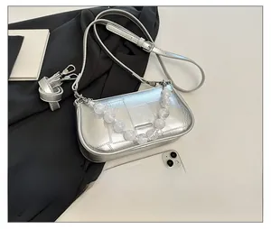 Borsa trapuntata argento con catena di perle e smartphone per confronto dimensioni