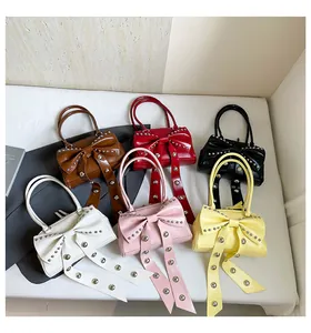 Collection de sacs à main à nœuds avec rivets argentés déclinés en six coloris tendance