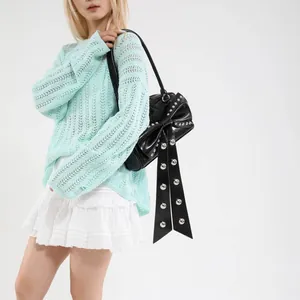 Sac cabas noir à nœud avec rivets en cuir brillant pour un look chic et tendance