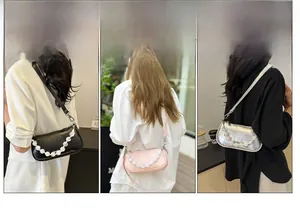 Dettaglio borsa baguette da donna con manico di perle e tre varianti di colore