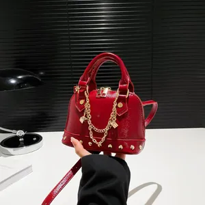 Damen Mode PU Leder Nieten Kette Muscheltasche Kleine Schulter Umhängetasche Gold Hardware Henkeltasche Alltag Stilvolle Tasche