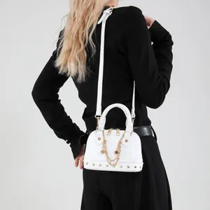 Weiße Nieten-Muscheltasche für Damen aus glänzendem Kunstleder mit goldener Gliederkette