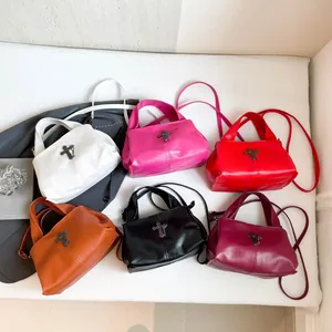 Borse a tracolla stile punk in sei colori con accessori a croce in metallo